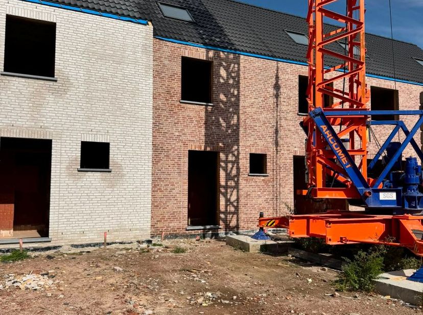 Rond de Mokkerkapel worden drie moderne BEN-woningen gebouwd op een toplocatie, op wandelafstand van scholen, winkels en openbaar vervoer. De woningen