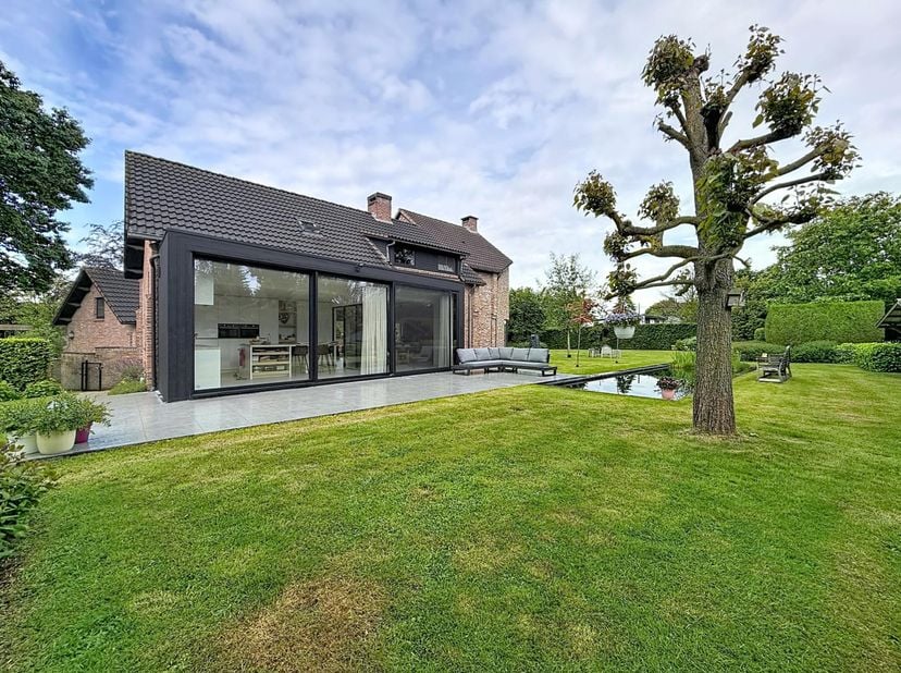UNIEK GELEGEN GERENOVEERDE VILLA -<br />
Welkom in deze unieke open bebouwing waar ruimte, rust en wooncomfort harmonieus samenkomen. Gelegen op een r