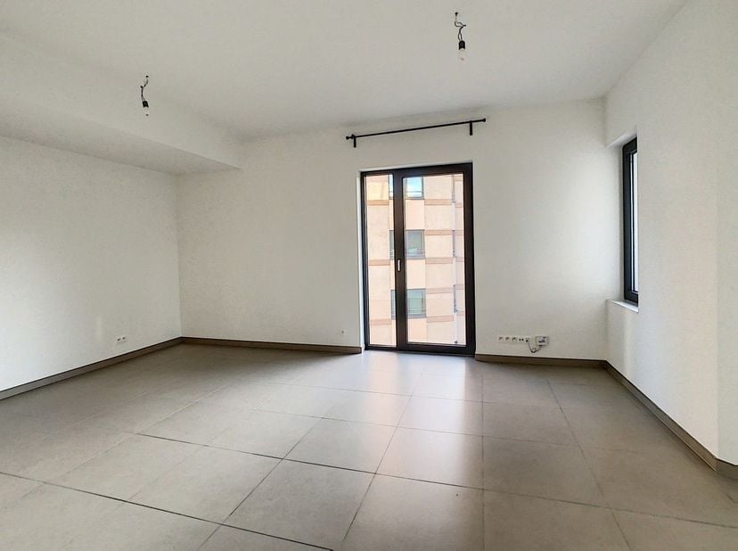 Deze studio van 42 m² is ideaal gelegen in de mooie gemeente Sint-Lambrechts-Woluwe en is als volgt ingedeeld: inkomhal, apart toilet, doucheruimte, w