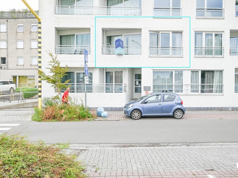 Ontdek dit goed onderhouden éénslaapkamerappartement in het centrum van Waregem. Het appartement is gelegen op de eerste verdieping en beschikt over e
