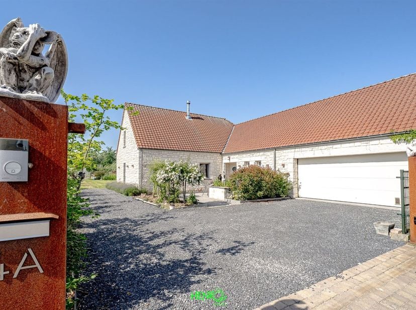 À vendre Superbe villa 4 façades de 2013 dans un cadre bucolique et champêtre.<br />
Idéalement située au calme, dans un environnement verdoyant et pa