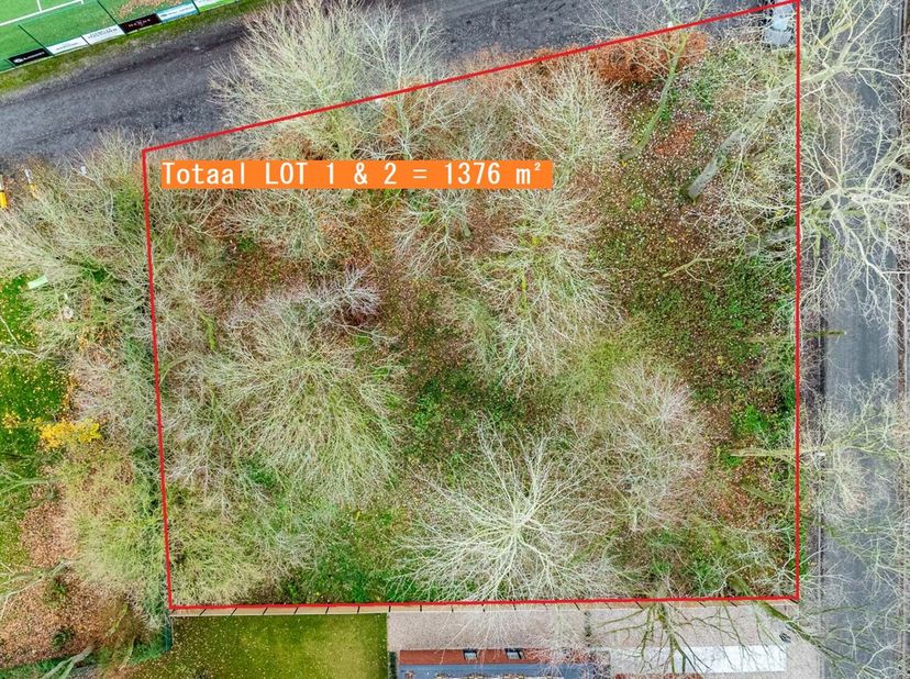 Nabij 't centrum van Dikkelvenne en toch midden in 't groen.<br />
De aanwezige bomen vertellen een sterk verhaal.<br />
Er is een goedgekeurde verkav