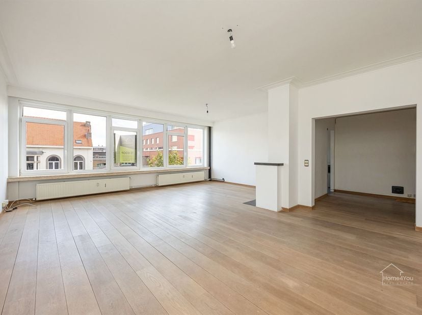Spacieux appartement de 3 chambres et 2 terrasses dans un emplacement de choix !<br />
Situé au cœur du quartier, à quelques pas des commerces, des éc