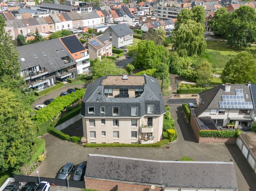 Op wandelafstand van het stadscentrum bevindt zich dit uitzonderlijk ruim duplex-appartement van 240 m², waar comfort en elegantie perfect samenkomen.