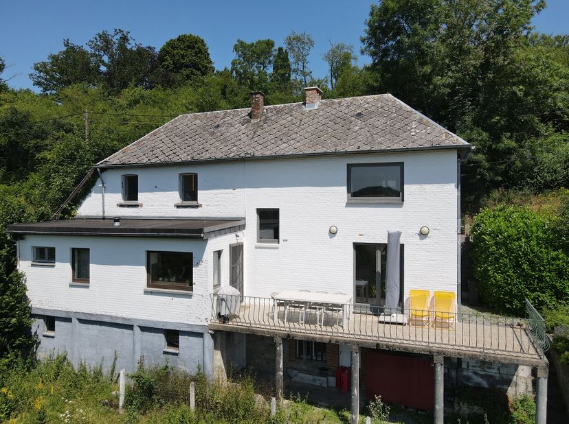 A découvrir, cette charmante maison rénovée située dans le village de Hamois ! Cette habitation implantée sur un terrain de 10 ares 38 centiares vous