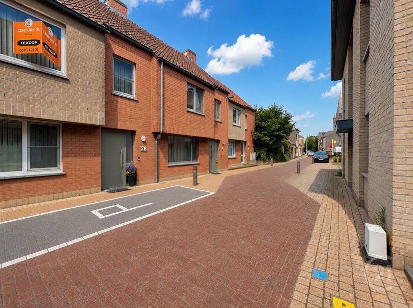 Deze verzorgde en centraal gelegen woning in Gistel, op korte afstand van scholen en winkels, biedt verrassend veel ruimte en comfort.<br />
Via de in