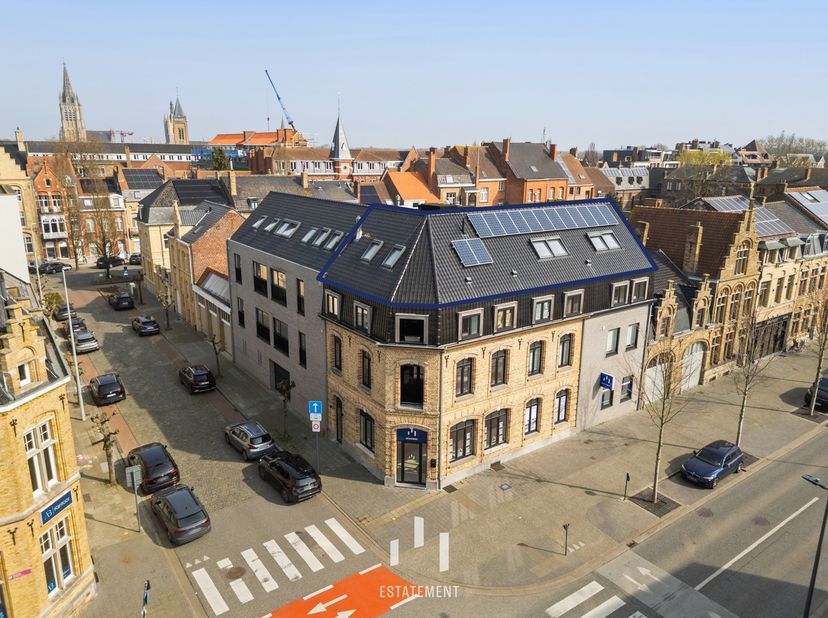 Ervaar uitzonderlijk wooncomfort in dit high-end nieuwbouwappartement, strategisch gelegen nabij het centrum van Ieper.<br />
Met een royale bewoonbar