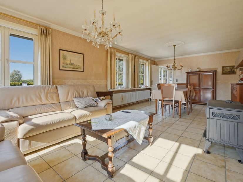 Ontdek deze lichtrijke open bebouwing op 558 m² te Keiem! De woning biedt een slimme indeling en is dankzij het gunstige EPC-label D volledig vrij van