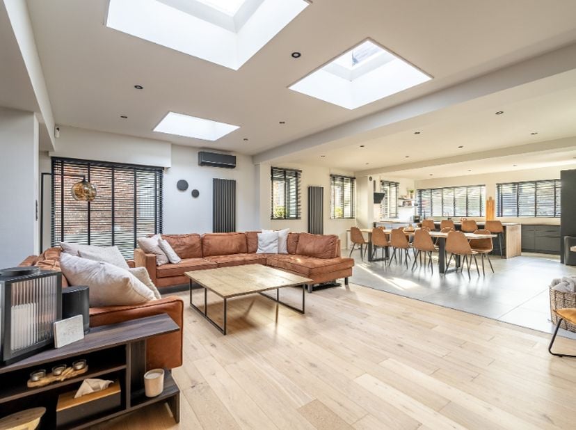 Op zoek naar een eigendom waar wonen en werken perfect gecombineerd kunnen worden?<br />
Deze deels halfopen, volledig gerenoveerde woning (2022) met
