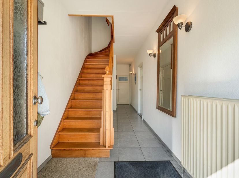 Gezinswoning met ruime garage, grote zolder en zonnige tuin&amp;nbsp;<br />
<br />
In een rustige woonomgeving in Vroenhoven bevindt zich deze verzorgde g