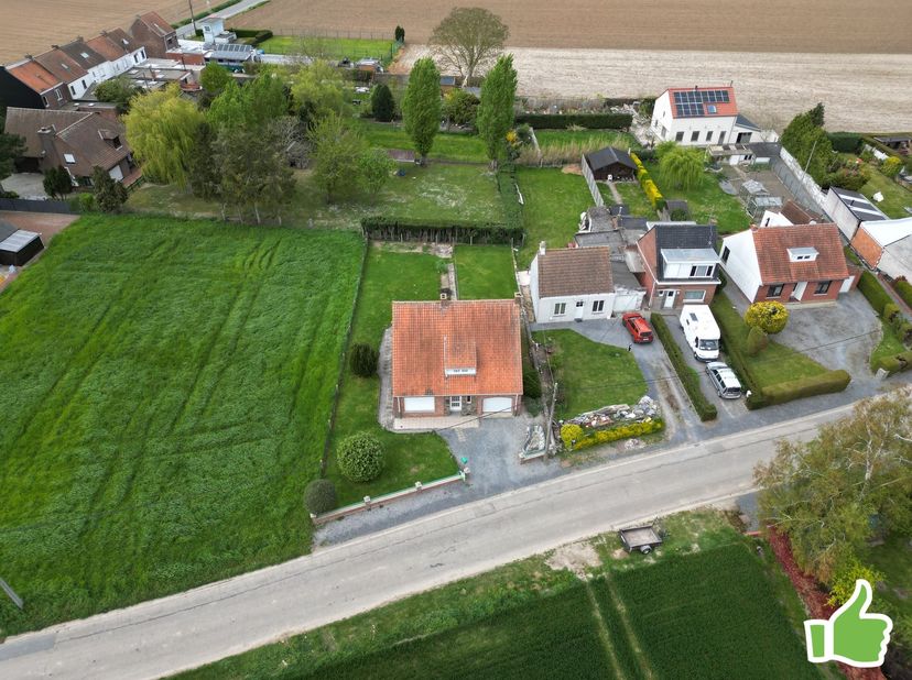 Idéalement située à Saint-Léger, à l'entrée du village et à la sortie de Dottignies, maison 4 façades avec 3 chambres et garage sur une parcelle de 63