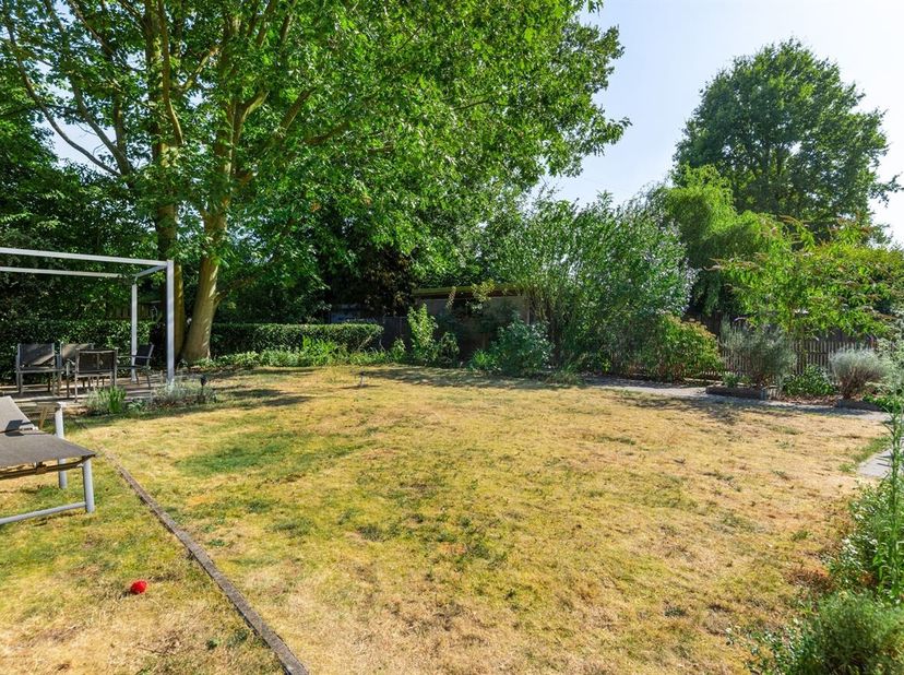 Ontdek dit uniek pand gelegen in Schoten - ideaal voor grote gezinnen of zelfstandigen!<br />
Ligging: op een vlot bereikbare locatie met een goede ve