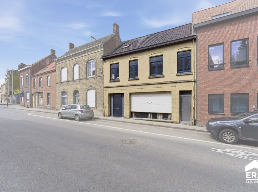 Ontdek deze verrassend ruime woning met 3 slaapkamers (meerdere mogelijk) boordevol potentieel en tal van mogelijkheden. Dankzij de indeling per verdi