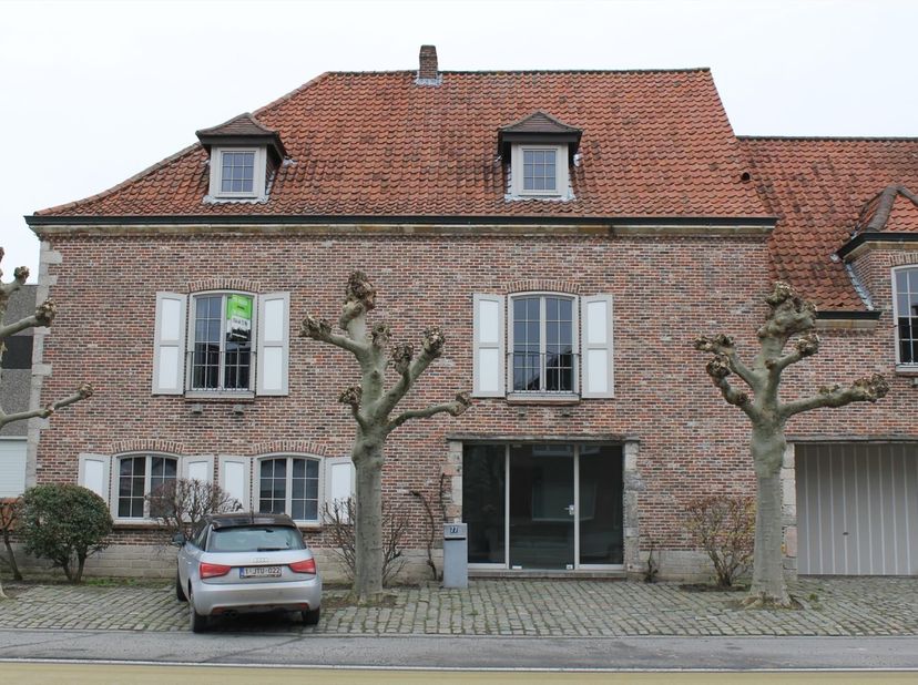 Très bel appartement-duplex aménagé avec des matériaux de qualité.<br />
Une fois la porte d'entrée passée nous arrivons au spacieux hall d'entrée qui