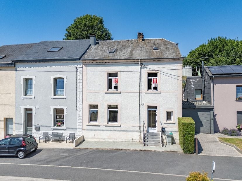 ERA B-LUX stelt deze te renoveren halfopen woning voor, gelegen in het rustige dorp Warmifontaine, deelgemeente van Neufchâteau, vlak bij Bertrix. De