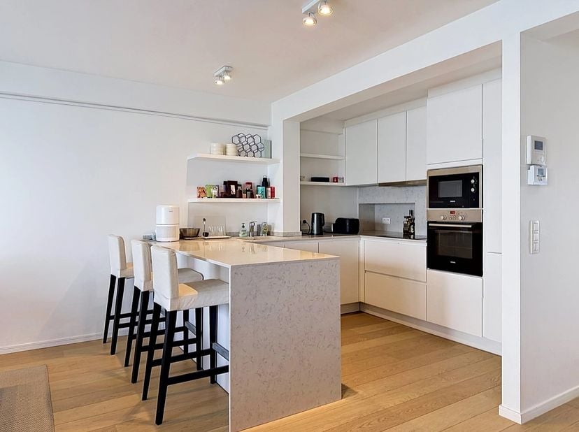 Situé sur lAvenue Louise, découvrez cet appartement 2 chambres de 100m2 (selon PEB) superbement meublé.<br />
Une fois le hall dentrée passé, celui-ci