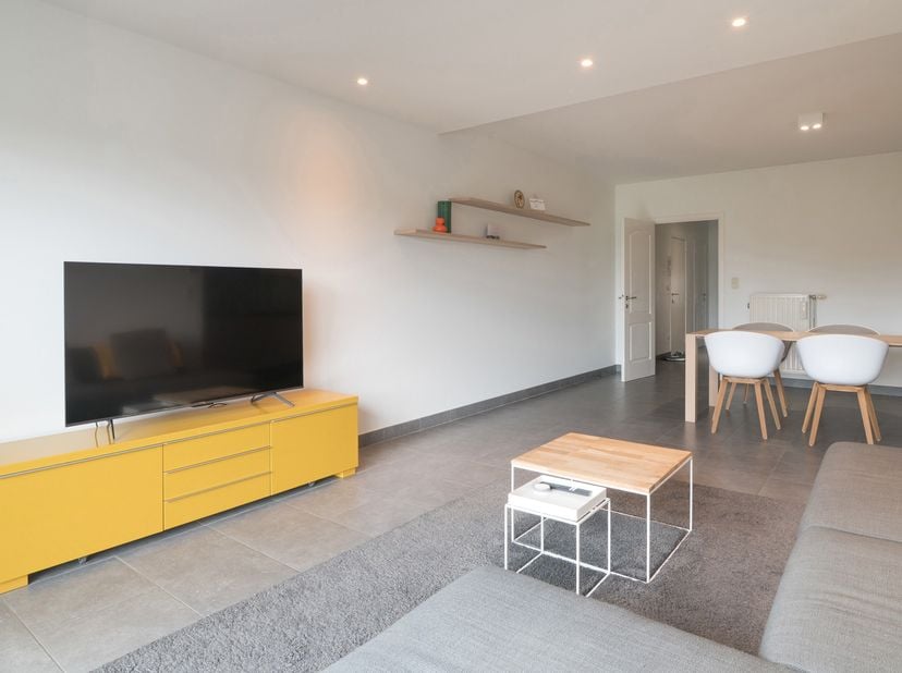 De zoektocht naar een nieuwe plek om te wonen draait om dat ene, juiste gevoel. In dit instapklare, gelijkvloerse appartement valt alles prachtig op z