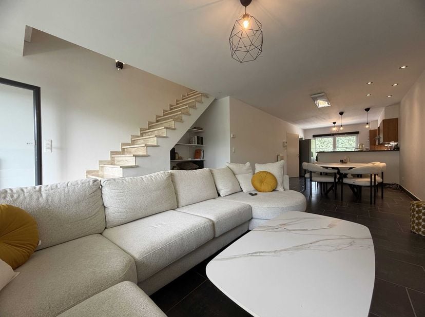 Ben je op zoek naar een ruim en instapklaar duplexappartement met 3 slaapkamers op een centrale locatie? Dan is dit appartement in de Genkse wijk Wate