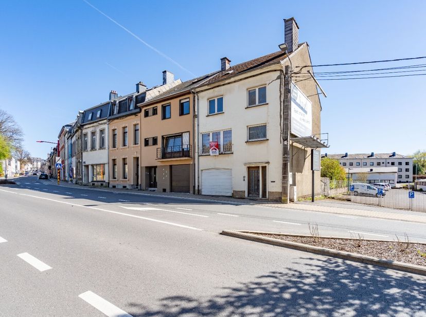 ERA B-LUX presenteert met trots dit huis met 4 slaapkamers, gunstig gelegen ten opzichte van alle voorzieningen.Deze woning, gelegen in het hart van h