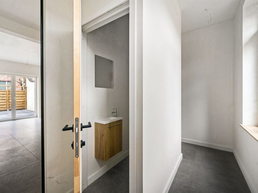 Totaal gerenoveerde stadswoning met 2 slaapkamers en ruim terras<br />
Ligging<br />
De woning bevindt zich in een centrale en vlot bereikbare straat