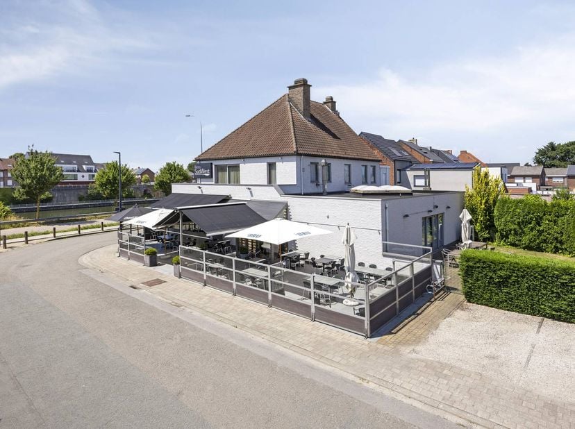 Le restaurant est le cœur de cet établissement. Grâce à son ambiance chaleureuse et à ses délicieuses expériences culinaires, il s'est bâti une solide