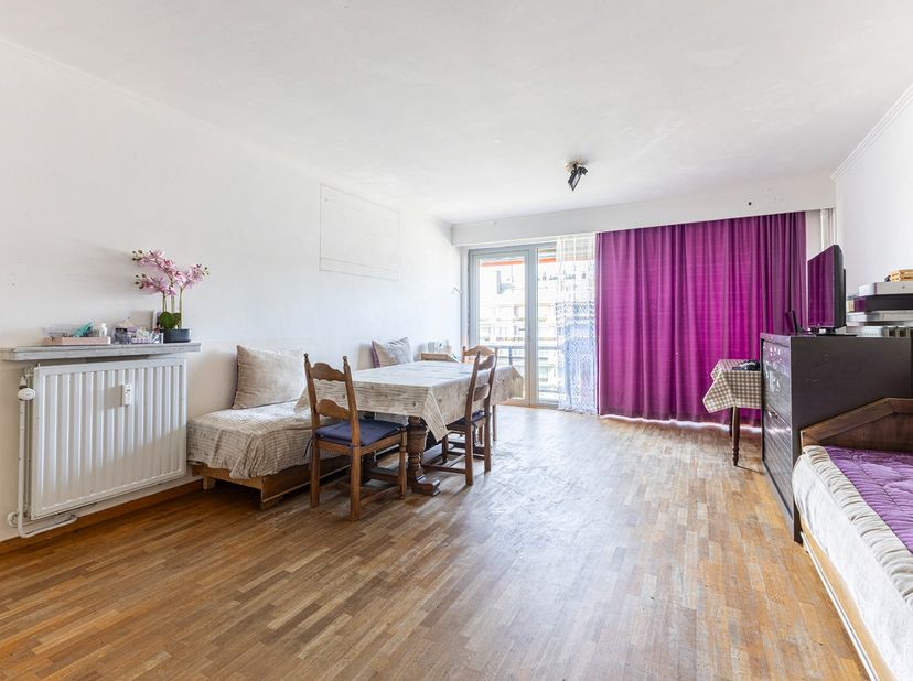 Droomt u van een appartement dat u helemaal naar uw eigen smaak kan vormgeven?<br />
Dan zal dit te moderniseren appartement op de 6de verdieping van