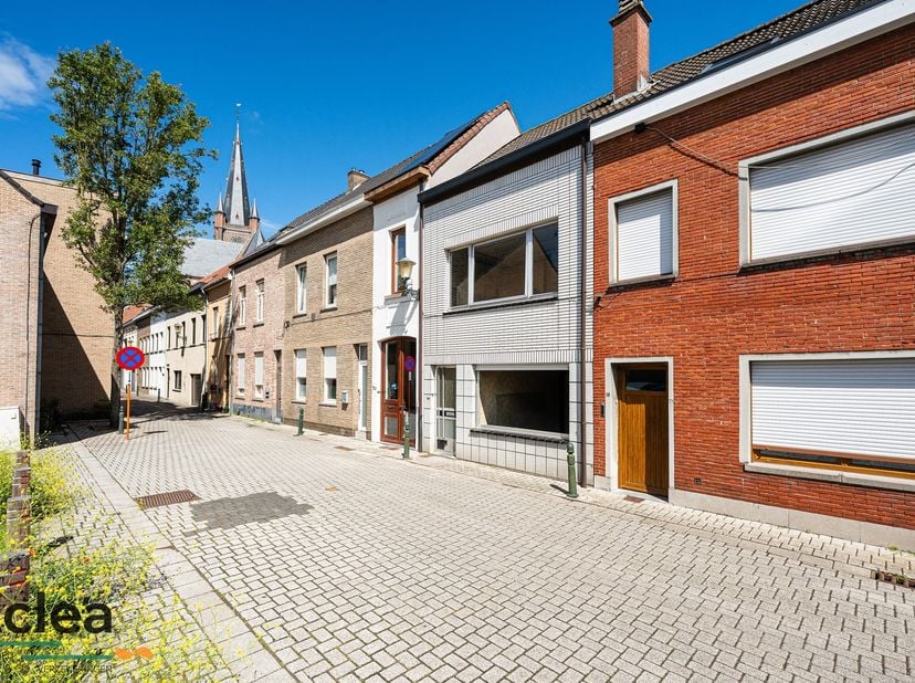 Op slechts enkele passen van de Markt van Eeklo, vindt u deze volledig te renoveren stadswoning met tal van mogelijkheden. Bent u op zoek naar een ren