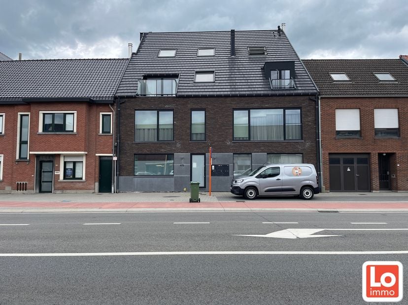 In het dorp van Zeveneken op de grens met Lokeren is dit&amp;nbsp; duplex appartementen te huur met een opp van 83m². Indeling: inkomhal met apart toilet,