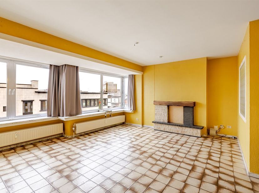 Dit appartement is gelegen op de vierde verdieping van een gebouw aan de Hopmarkt 3 bus 4 in Aalst, pal in het historische en levendige hart van de st