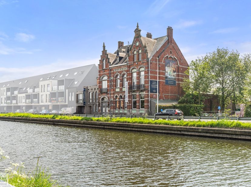 Te koop: imposant herenhuis met aanpalende woning, garage en tuin, pittoresk gelegen langs de vaart in Oudenburg.<br />
<br />
De eclectische woning&amp;n