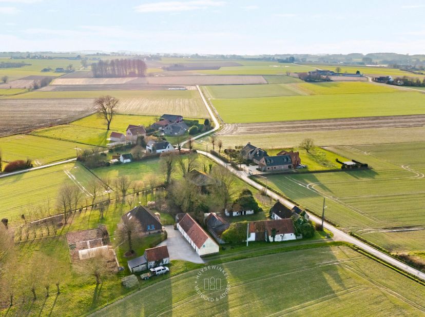 Op de grens met Wannegem-Lede en omgeven door groen bevindt zich deze hoeve. Met een perceel van maar liefst 5800 vierkante meter en z'n perfecte inpl