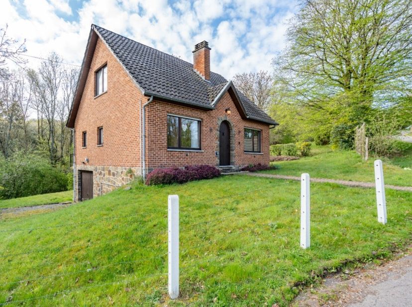 RA B-LUX makelaarskantoor heeft het genoegen u deze prachtige 4-gevelwoning voor te stellen, gelegen in het dorp Waharday. Instapklaar, beschikt de wo