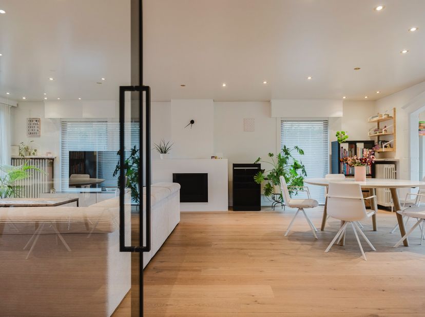 **Vanaf-prijs** Deze vrijstaande woning in Harelbeke biedt verrassend veel ruimte, een grote tuin en heel wat troeven. Via de oprit bereik je de garag