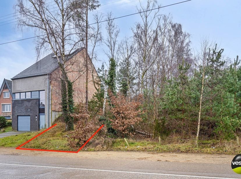 Deze bouwgrond voor een halfopen bebouwing bevindt zich aan de Oostereindestraat in Lummen, op een strategische locatie met vlotte verbindingen naar d