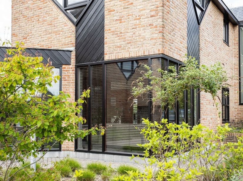Cette maison unique, située sur la charmante place Zandbergenplein, allie caractère et fonctionnalité. Elle se compose de deux parties, ce qui est idé