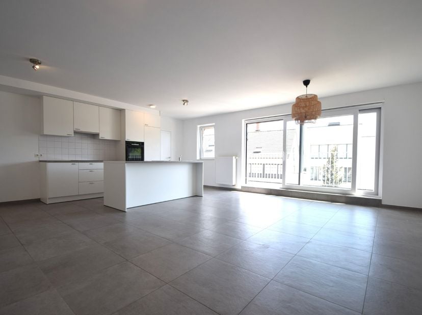 Op zoek naar een comfortabel en lichtrijk appartement in Poperinge? Dit aangename appartement biedt een praktische indeling, veel natuurlijk licht en