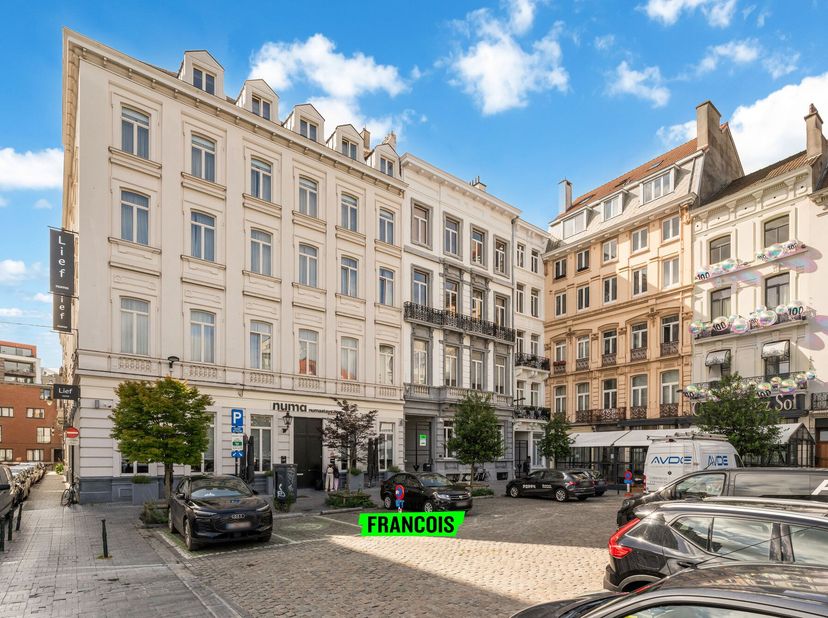 In een karaktervolle mede-eigendom met drie blokken en een authentiek industrieel cachet bevindt zich dit uitzonderlijke duplex loft appartement in he