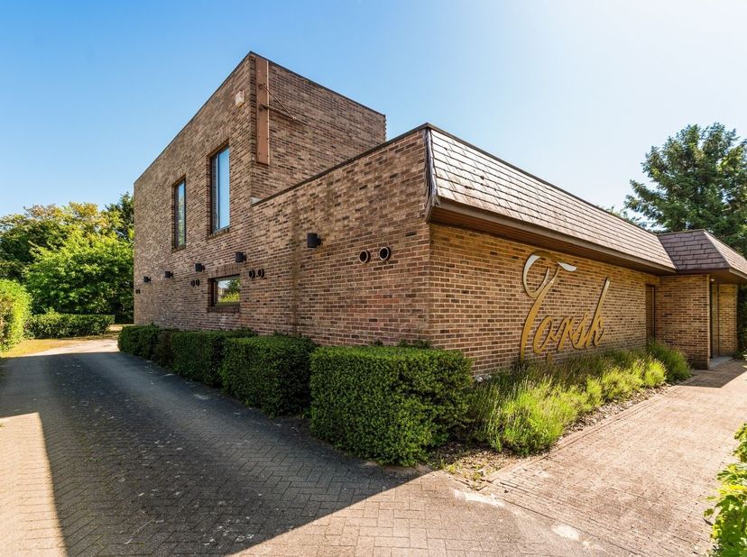 Polyvalent handelspand met woonst op een riant perceel te Brecht, Bethovenstraat 61 (2.800m²). <br />
<br />
Op een vlot bereikbare topligging in Br