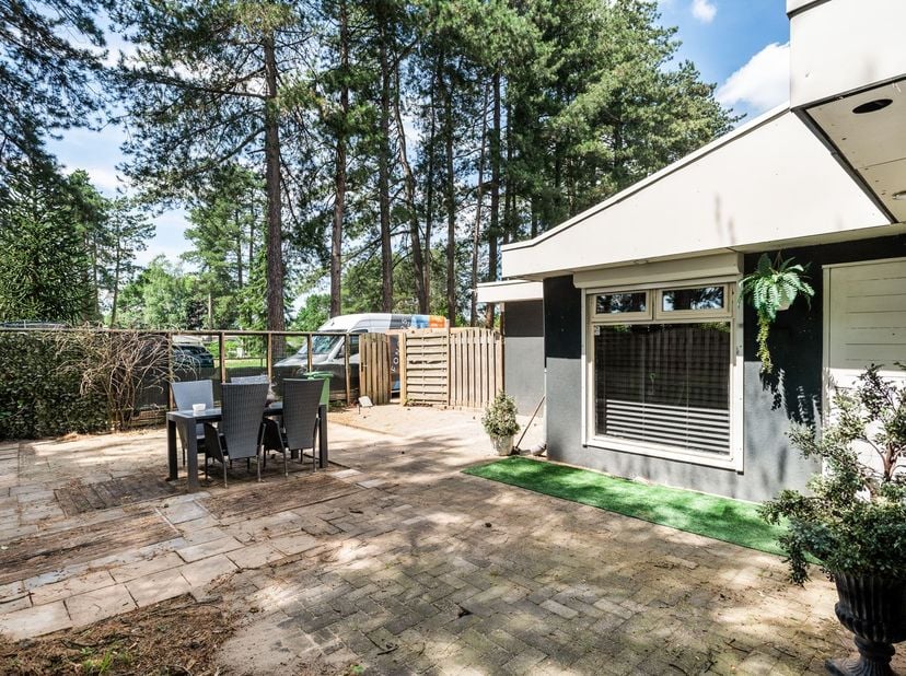 Ligging:<br />
Deze chalet/vakantiewoning is erg rustig gelegen in het recreatiedomein: Tulderbos. Het domein is gelegen in een groene omgeving en bi