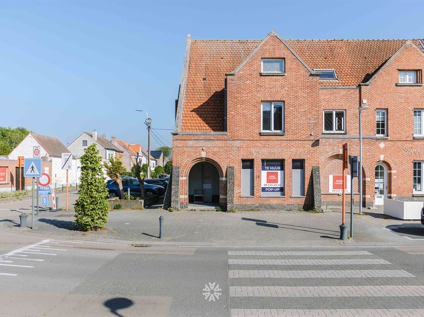 DE PINTE - Baron De Gieylaan: Ben je op zoek naar een ruime handelsruimte voor een pop-up concept op een uitstekende locatie in De Pinte? Dan is dit p