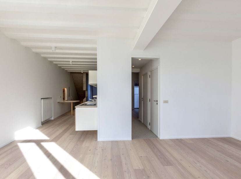 Ce superbe, spacieux, moderne et lumineux appartement situé dans un petit immeuble (seulement 2 appartements) de 2018 profite d'une localisation excep