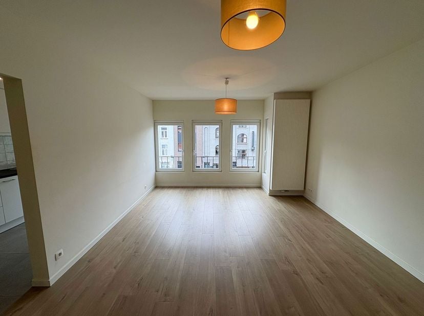 Bezoekmoment aanvragen<br />
Een bezoekmoment kan eenvoudig via onze website: https://vicusvastgoed.be/nl/te-huur.<br />
Ga naar het gewenste pand, kl