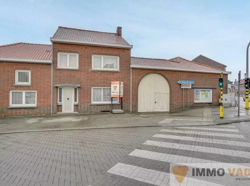 Deze hoeve met gesloten karakter is gelegen in de Mopertingenstraat 1 in Bilzen (Mopertingen) en heeft een straatbreedte van 25,65 meter en een diepte