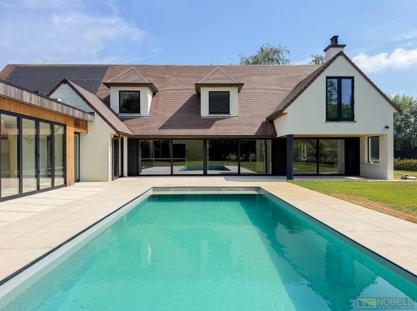 EXCLUSIEVE EN UITERST ENERGIEZUINIGE VILLA, gelegen op een PRACHTIG GROEN EN LANDELIJK PERCEEL van ca. 3.376 m² te Avelgem. Deze unieke eigendom combi