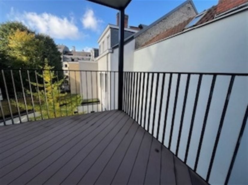 Beschrijving : Mooie rustige locatie achter het Koninklijk Paleis. Dicht bij de Naamse poort en op wandelafstand van de Zavel. Appartement P3.2, geleg