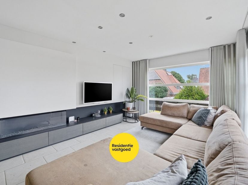 In de rustige en gegeerde Vicognewijk te Bredene bevindt zich dit uitzonderlijk ruime duplex-appartement met een bewoonbare oppervlakte van maar liefs