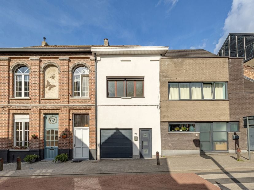 Ontdek deze instapklare, gerenoveerde woning in het hart van Steendorp, op wandelafstand van de Schelde en vlakbij winkels, scholen en openbaar vervoe