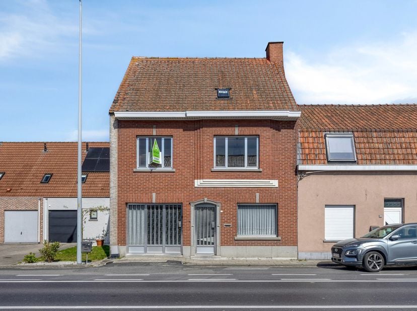Deze kloeke en goed onderhouden gezinswoning is ideaal voor wie op zoek is naar ruimte, mogelijkheden en een uitzonderlijk diepe tuin.<br />
Het huis