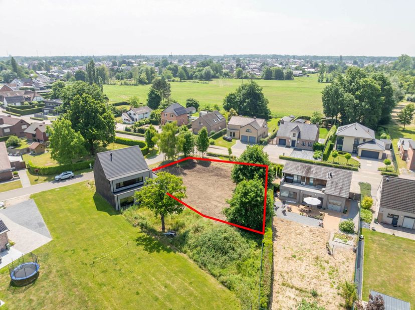 Het perceel, voor open bebouwing, is gelegen op de hoek van de Snapperstraat en de de Holrakkerstraat te Hasselt - Kuringen. Het centrum van Kermt, Bo