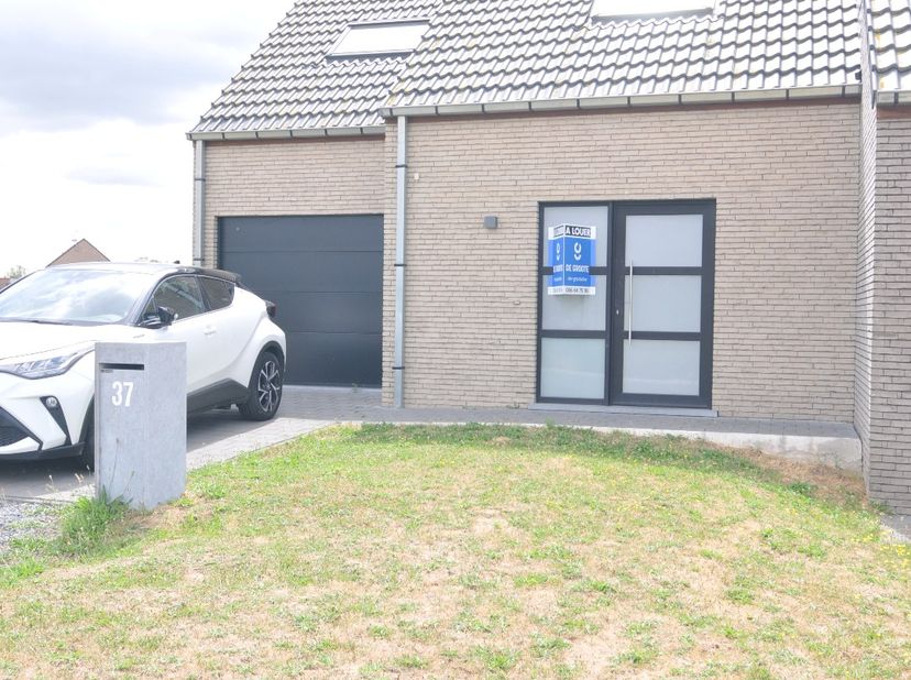 Proche du centre d'Herseaux et à quelques minutes de la gare de Mouscron, on retrouve une construction de 2024 à louer dans un nouveau lotissement. Ce